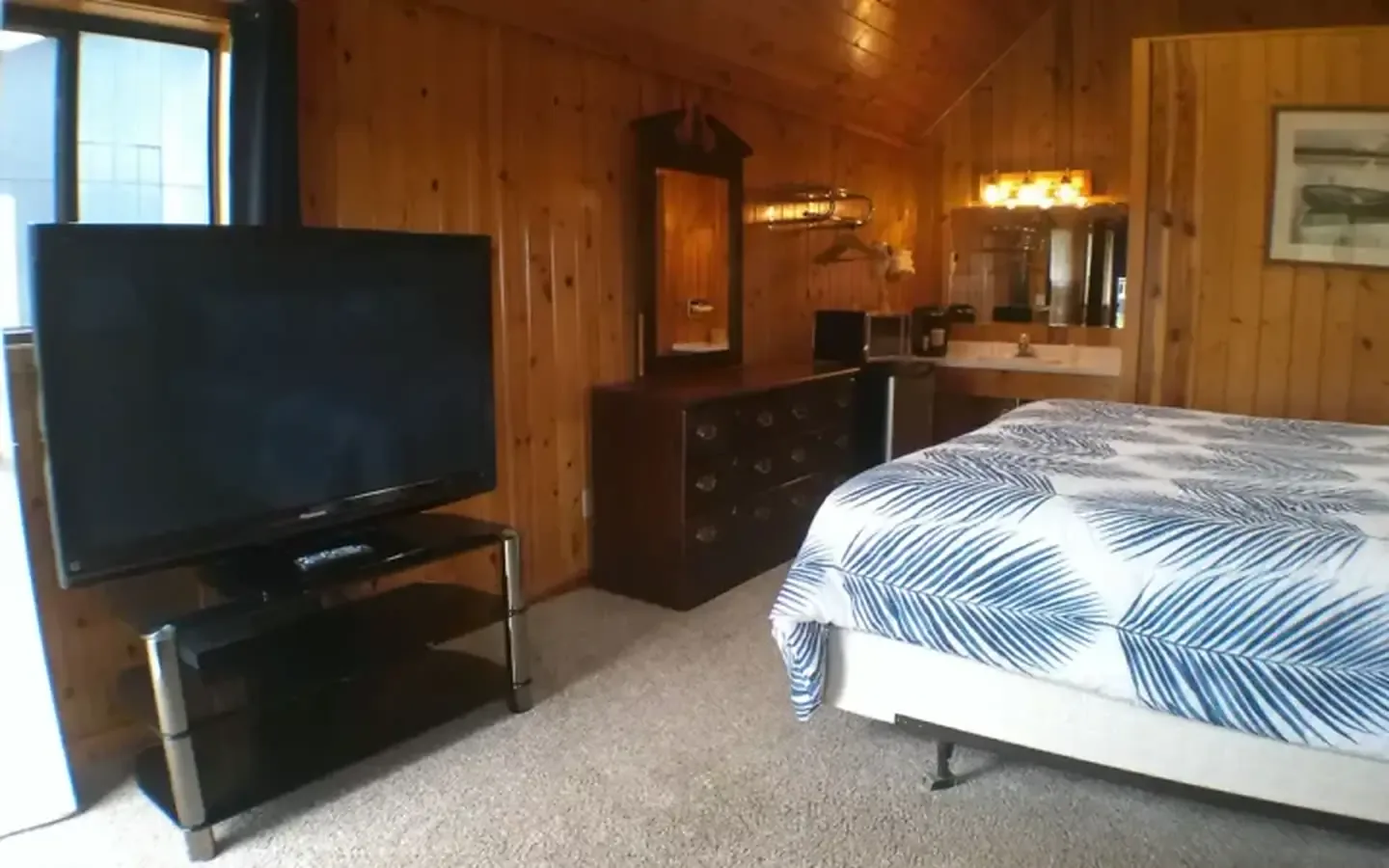 Cottage 6 — King Bed with private patio